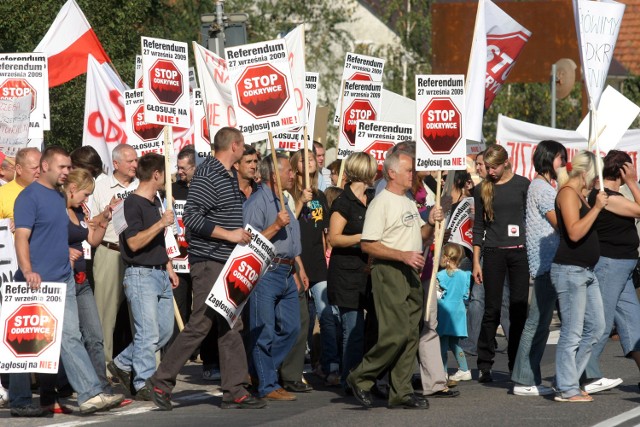 Konferencja prasowa w Warszawie związana jest z protestem przeciwko odkrywce. Gmina Lubin złoży  do TK wniosek w sprawie koncepcji zagospodarowania kraju. Na zdj.protest w Spalonej w 2009 r.