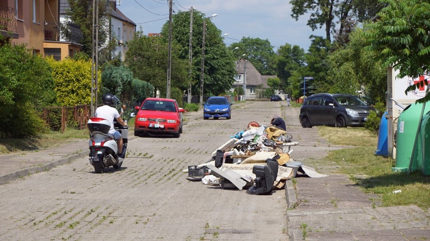 Dzikie wysypisko na osiedlu w Sławnie. Z ulicy zrobili śmietnik [ZDJĘCIA]