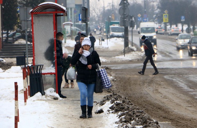 Nieodśnieżone chodniki, parkingi, błoto na jezdniach w Grudziądzu... Zima dostarcza nie tylko radość dzieciom.