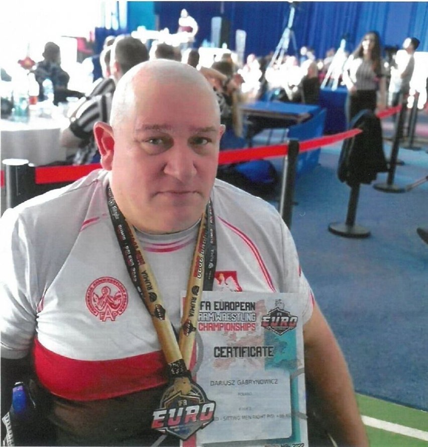 Dariusz Gabrynowicz, wicemistrz świata w armwrestlingu, dostał medal  od burmistrza