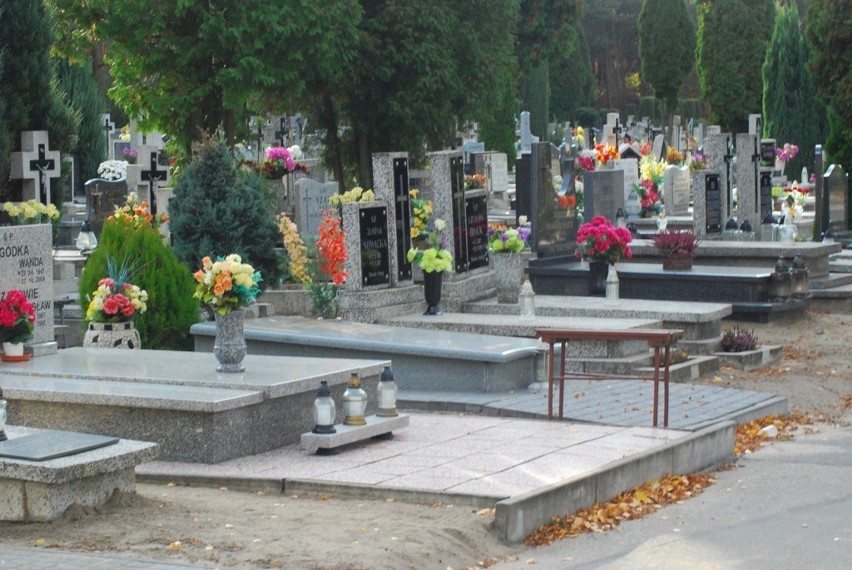 Segregacja odpadów na cmentarzu w Jarocinie