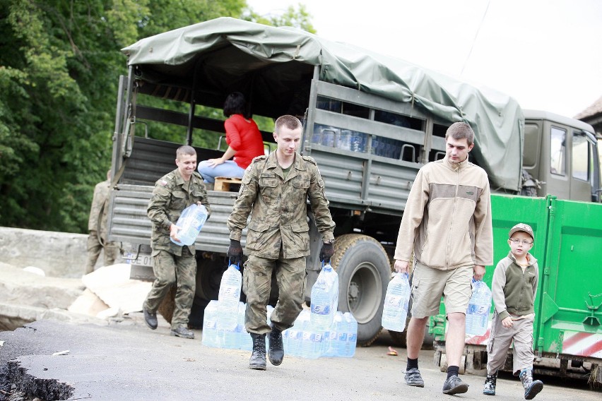 Bogatynia. Żołnierze pomagają powodzianom (zdjęcia)
