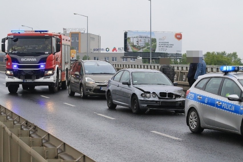 Wpadł w poślizg i uderzył w bariery na estakadzie Klecińskiej [ZDJĘCIA]