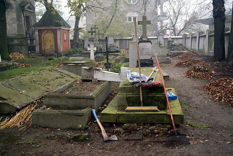 Kalisz: Wandale niszczą cmentarz prawosławny, a więźniowie go porządkują. ZDJĘCIA