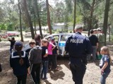 Z harcerzami i zuchami z obozu w Zarzęcinie spotkali się policjanci z Opoczna. Udzielali rad jak bezpiecznie spędzać wakacje (FOTO)