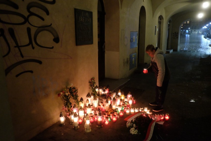 Poznań solidarny z Francją. Płoną znicze pod Domem Bretanii