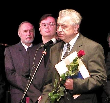 Prof. Tadeusz Wilczok odbiera dyplom w imieniu ŚlAM. Fot. L. Usińska