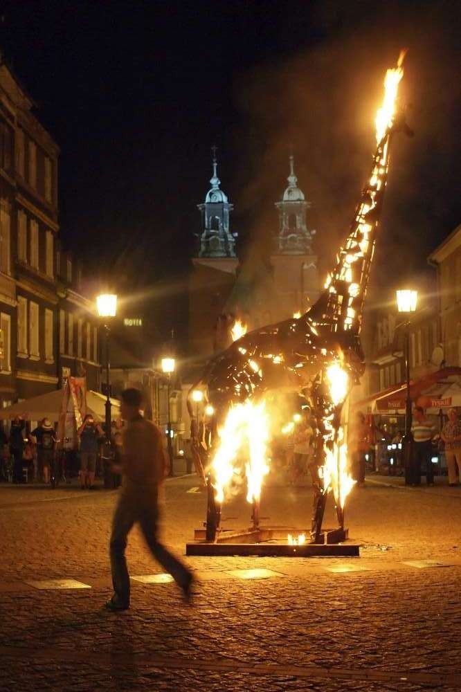 Płonąca żyrafa na gnieźnieńskim Rynku