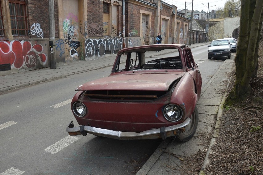 Kraków. Zniszczone samochody szpecą centrum [ZDJĘCIA]