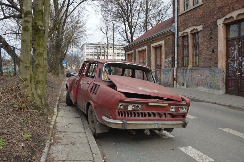 Kraków. Zniszczone samochody szpecą centrum [ZDJĘCIA]