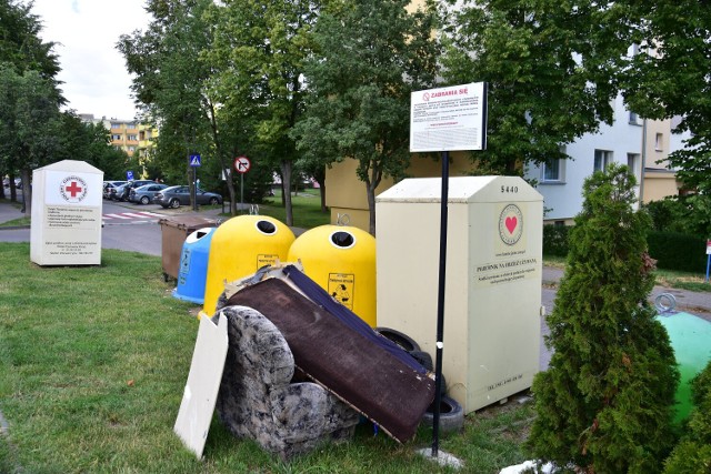 Miejsca na żnińskim osiedlu bloków, w których przy kontenerach na śmieci zostawiane są odpady gabarytowe. Przy dwóch z nich ustawiono fotopułapki, którym towarzyszą tablice ostrzegające przed monitoringiem. Urząd Miejski przypomina, że odpady gabarytowe powinno się zawozić do punktu przy ul. Jasnej w Żninie.