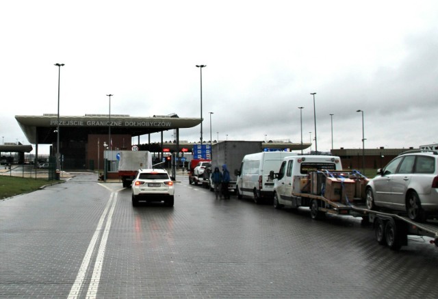 Zdaniem przewoźników, otwarcie tego przejścia granicznego dla pustych ciężarówek wracających z Ukrainy niewiele zmieniło. Na zdjęciu przejście graniczne w Dołhobyczowie (po polskiej stronie)