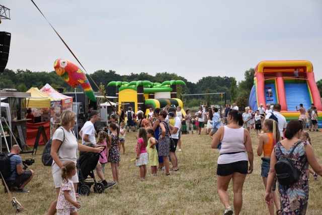 Nie zabrakło także foodtracków z hamburgerami, lodami, sprzedawców zabawek i darmowych dmuchańców dla dzieci.