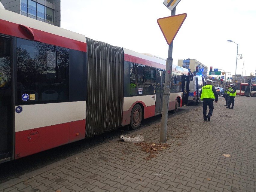 Zdarzenie drogowe na ul. Sokolskiej w Katowicach. Trzy osoby lekko poszkodowane