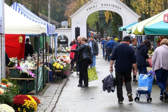 Wszystkich Świętych to prawdziwy festiwal idiotycznych zachowań Polaków. Które z nich są najbardziej irytujące? Kiedy jest Wam najbardziej wstyd? Zobaczcie 10 najgorszych zachowań, które można spotkać na cmentarzu