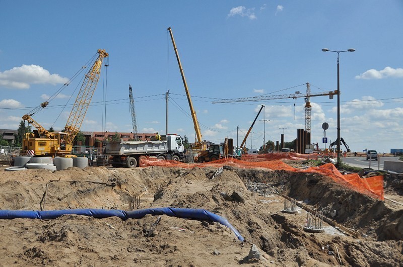 Most w Toruniu. Jak minął sierpień na budowie nowego mostu [ZDJĘCIA]