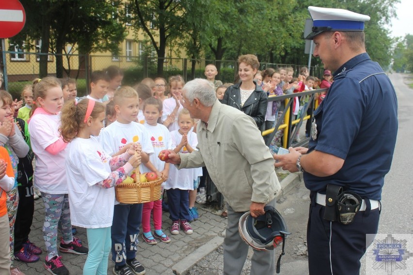 Aleksandrowscy policjanci razem z uczniami ze Zbrachlina wzięli udział w akcji „Jabłuszko-Cytrynka” 