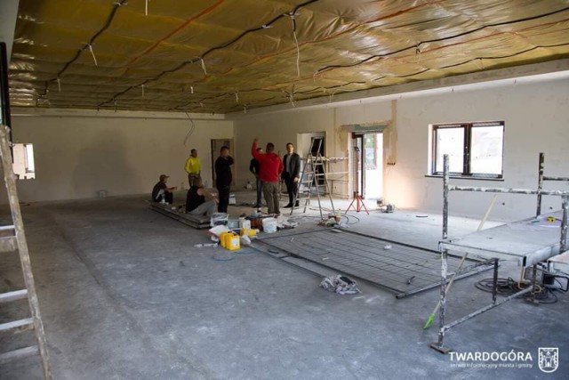 Realizacja budynku świetlicy w Olszówce coraz bliżej. Trwa wykończenie sali, a w całym budynku posadowiono już stolarkę okienną i drzwiową oraz kontynuowane są prace instalacyjne.