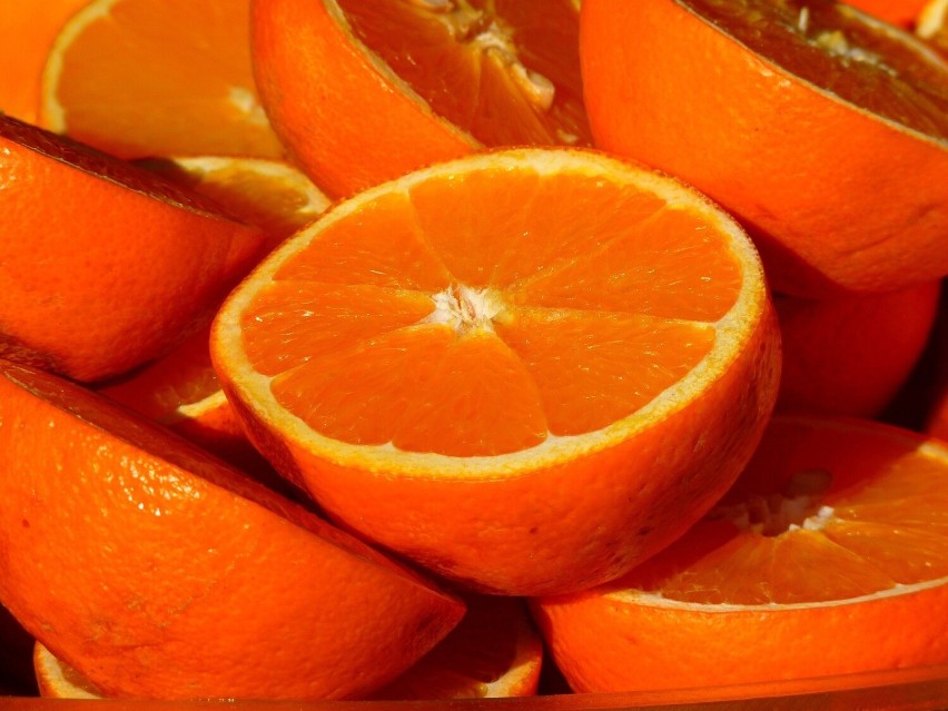 Pomarańcze dostarczają witaminę A, witaminy z grupy B,...