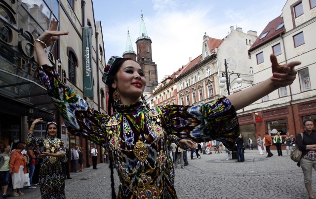 Barwny korowód na ulicach Legnicy.
Tancerka z zawodowego zespołu "Lyazgi" z Uzbekistanu