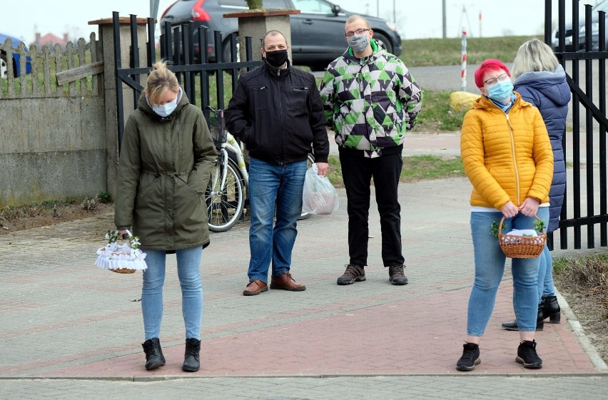 Trwa Triduum Paschalne. W Wielką Sobotę w Człuchowie święcono pokarmy. Jednak inaczej niż zwykle, bo przeważnie na zewnątrz kościołów