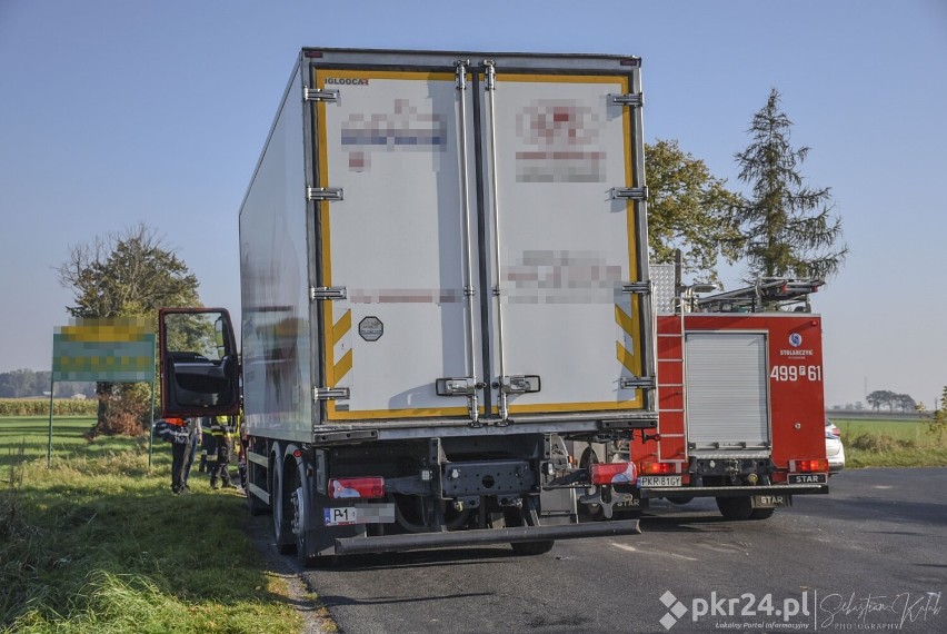 Zderzenie samochodu osobowego z ciężarówką. Kobieta trafiła do szpitala [ZDJĘCIA]