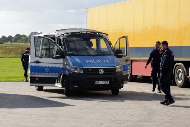 Delegowani do służby przy granicy polsko-białoruskie zostali policjanci z Wydziału Ruchu Drogowego Komendy Miejskiej Policji w Tarnowie. Obecnie przebywa tam dwóch mundurowych, a ich służba ma charakter rotacyjny