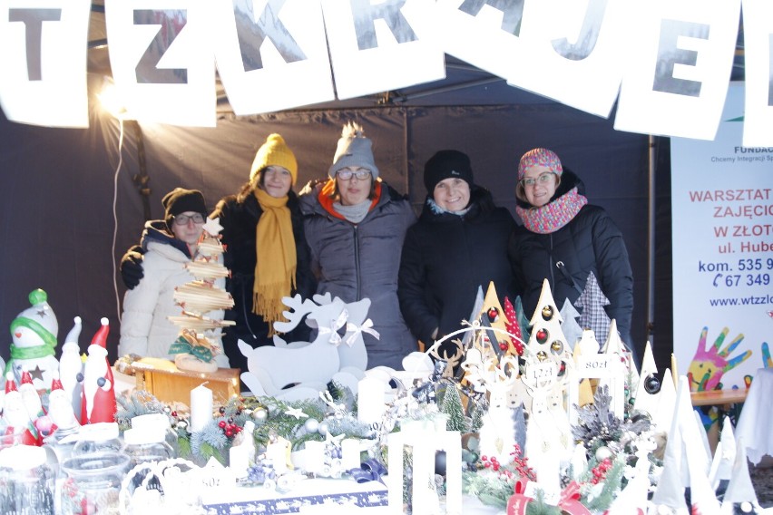 Święty Mikołaj juz przyjechał do Tarnówki. Jarmark Bożonarodzeniowy i zabawy na śnieżnej scenie umiliły czas dzieciom i dorosłym 