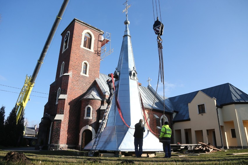 Na wieży kościoła w Rakoszycach pojawił się dziś hełm