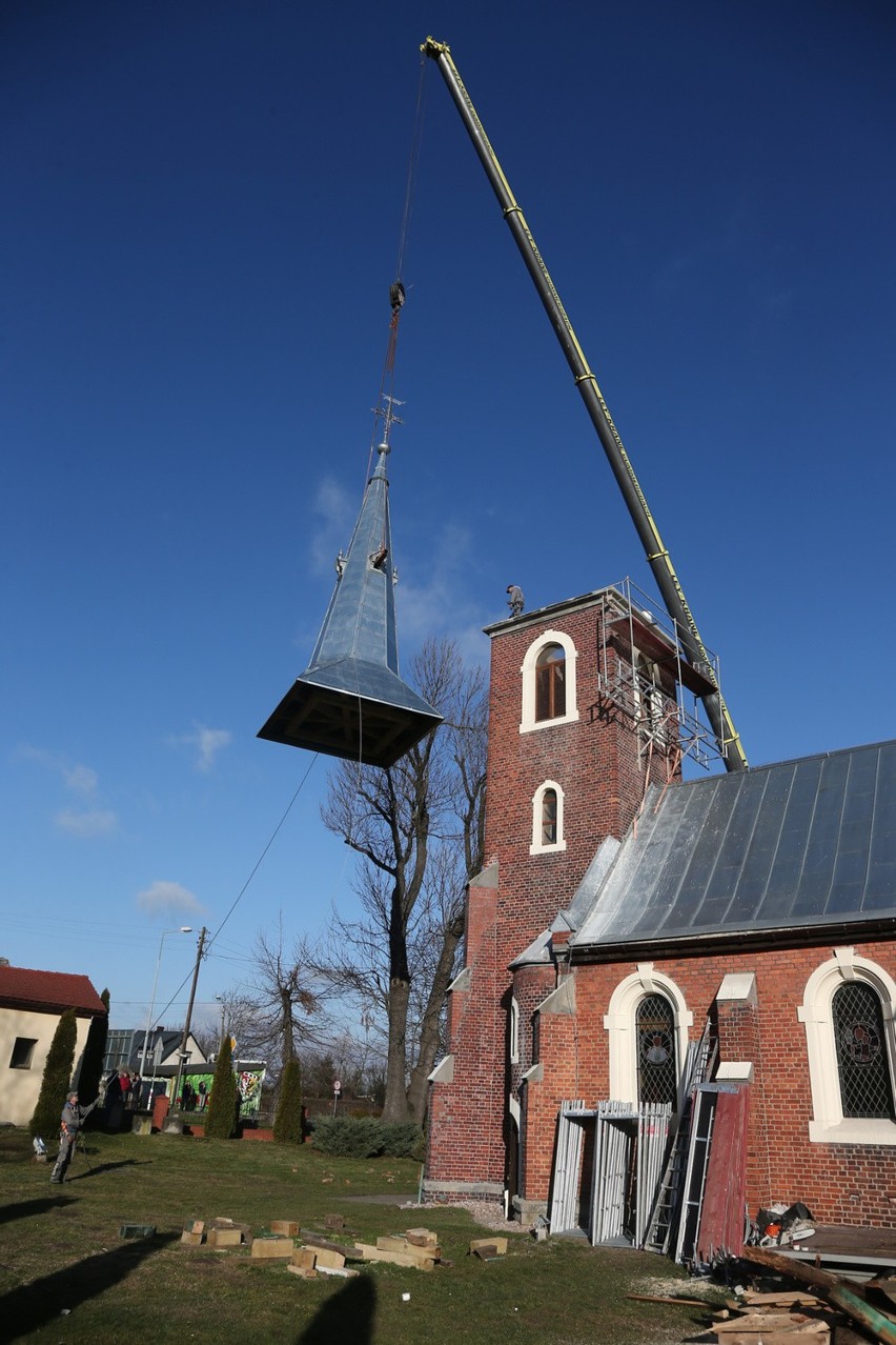 Na wieży kościoła w Rakoszycach pojawił się dziś hełm