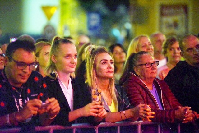 Grono fanów zebrało się, by posłuchać koncertu Sławka Uniatowskiego. A artysta nie zawiódł ich oczekiwań