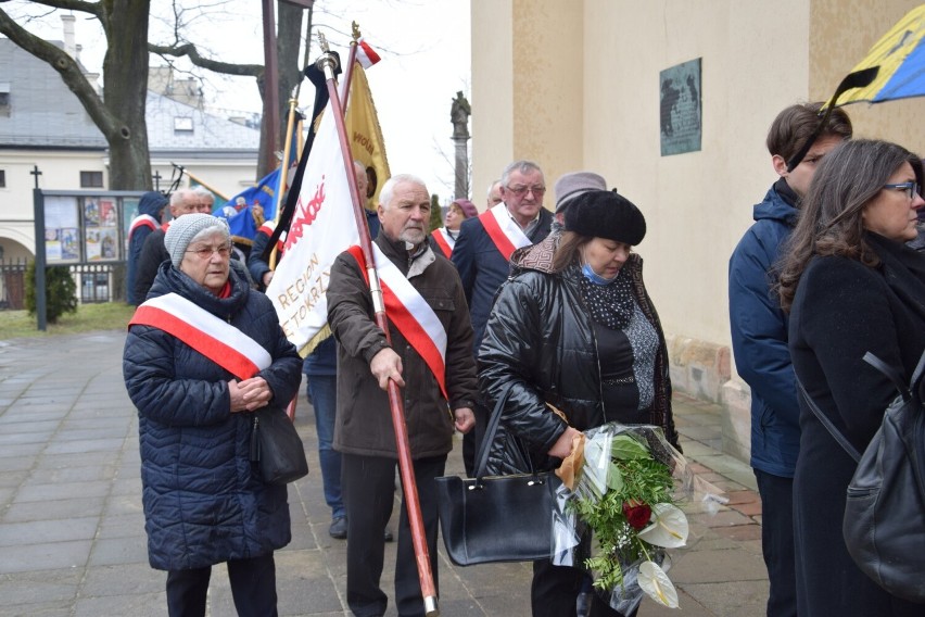 Pogrzeb Mirosława Domińczyka, znanego działacza "Solidarności" w kieleckiej Katedrze. Żegnała go rodzina, znajomi i mieszkańcy regionu