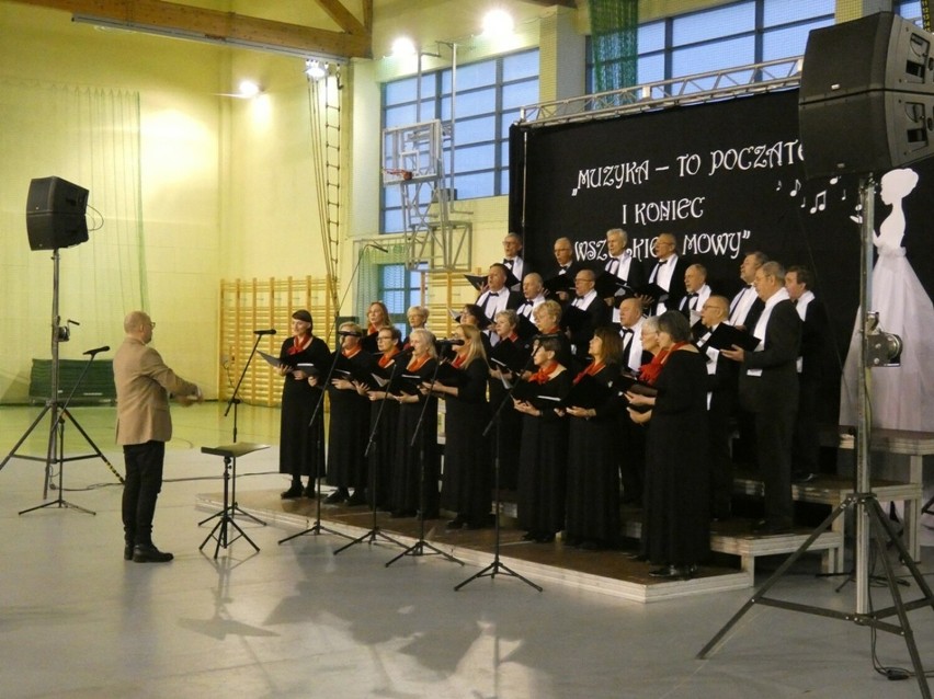 Koncert trzech chórów w hali Nowa Concordia w Szamocinie 