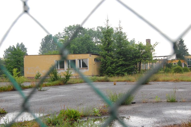 Budynki byłego OSW w Junoszynie niszczeją.