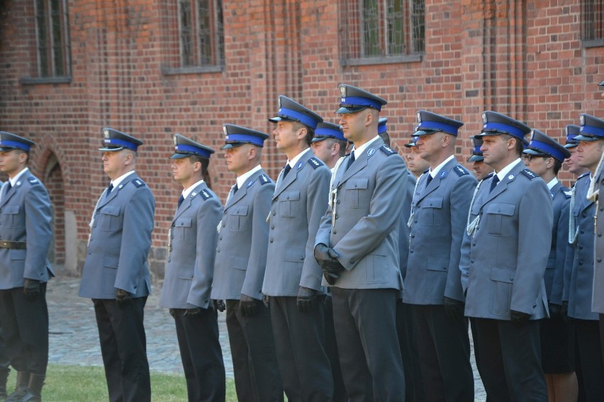 Święto policji w Malborku dla trzech powiatów. Awanse, medale i... pakiety VIP dla komendantów