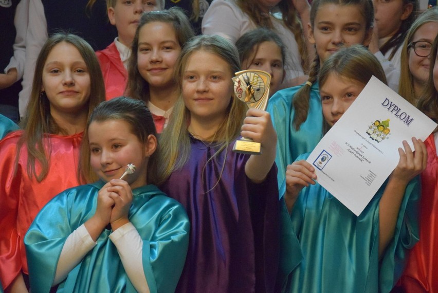 Dzieci i młodzież lubią śpiewać kolędy i pastorałki. W trójce odbył się 10. już międzyszkolny koncert [zdjęcia, wideo]