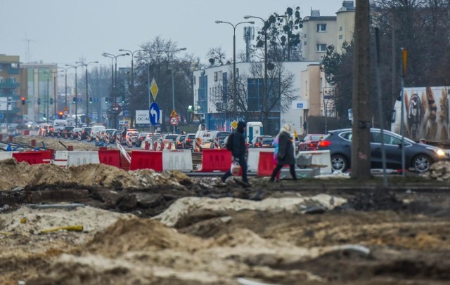 Kierowców, którzy jeżdżą ul. Wojska Polskiego na odcinku od ul. Magnuszewskiej do ul. Szarych Szeregów czekają spore zmiany. W nocy z dnia 13 lipca na 14 lipca zostanie wprowadzony kolejny etap tymczasowej organizacji ruchu. 

>>Więcej informacji w dalszej części galerii