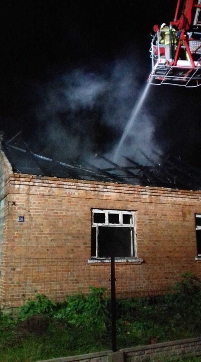 Pożar domu w Czempiszu. Interweniowało sześć jednostek straży pożarnej. ZDJĘCIA