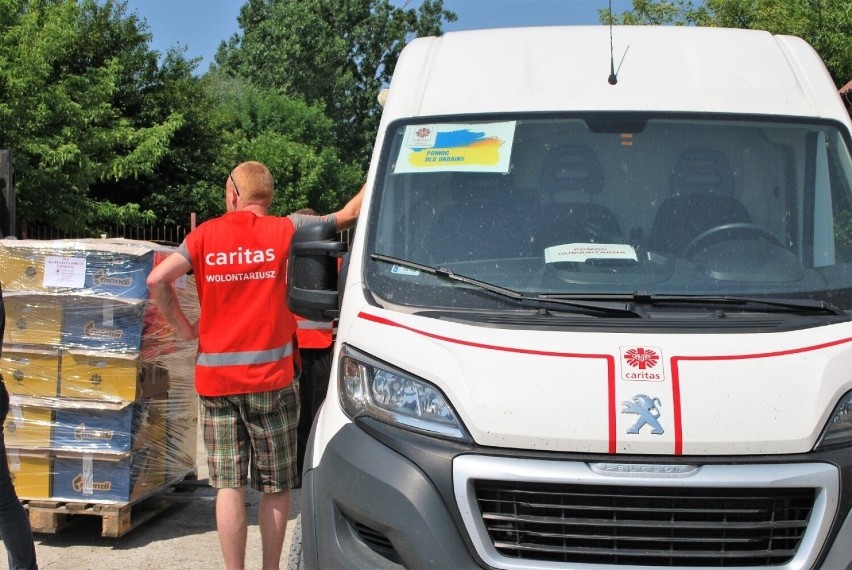 Z Sandomierza wyruszył kolejny transport z  pomocą humanitarną dla Ukrainy. Do kogo trafi? Zobacz zdjęcia