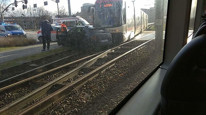 Wypadki w Gdańsku. Zderzenie tramwaju z samochodem osobowym na Rondzie Ofiar Katynia. Motorniczy trafił do szpitala