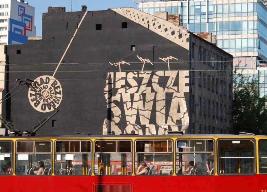 Mural "Jeszcze świadomy" grupy Twożywo przy Rondzie Daszyńskiego