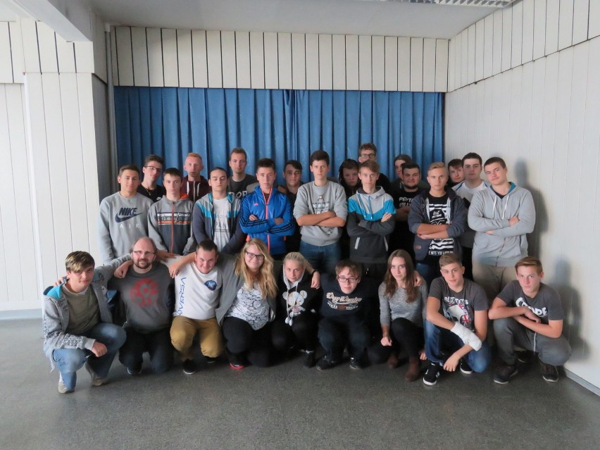 Uczniowie Zespołu Szkół nr 1 w Piekarach mają zajęcia z profesjonalnym trenerem e-sportu