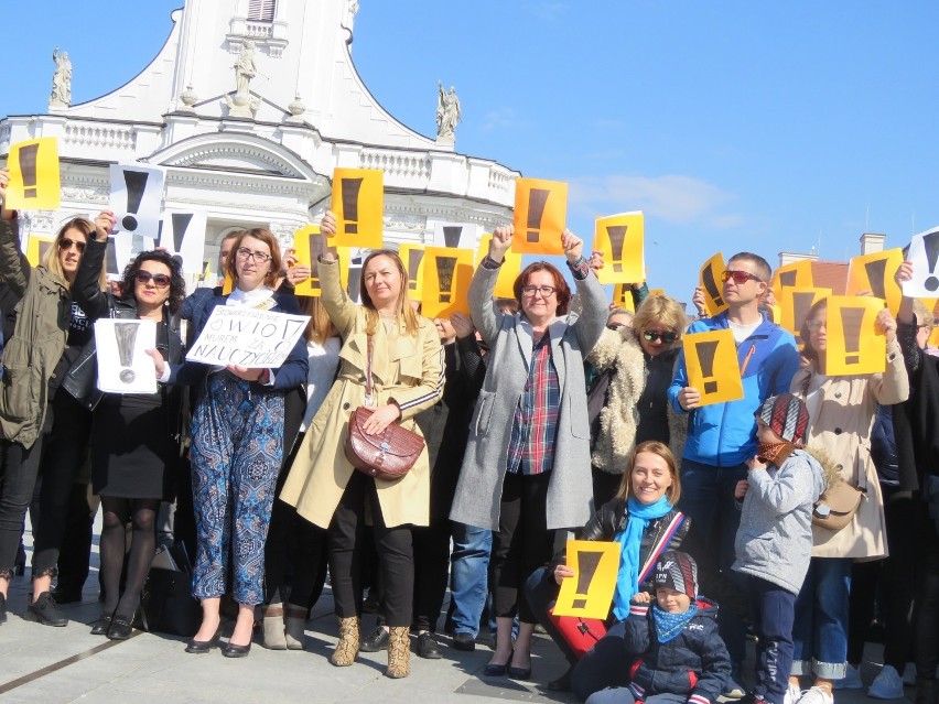 Wadowice. 15 kwietnia. Protest w obronie nauczycieli