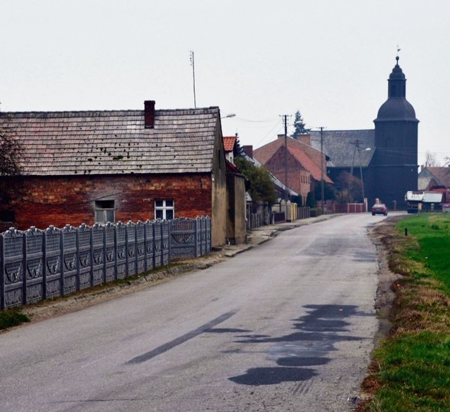 W tej chwili droga jest spękana, dziurawa i wąska