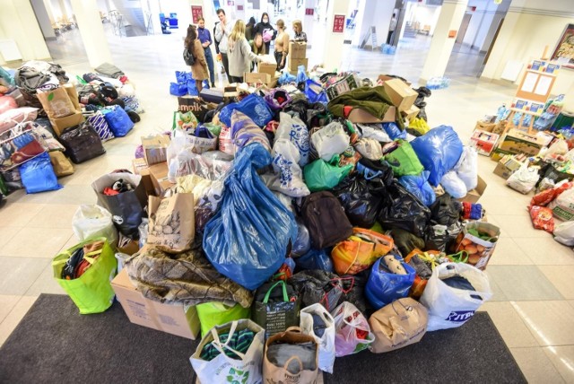 W całej Polsce trwają zbiórki na rzecz uchodźców z Ukrainy. Ludzie dzielą się ubraniami, żywnością i lekarstwami. Pomoc niesie również sektor rolniczy.