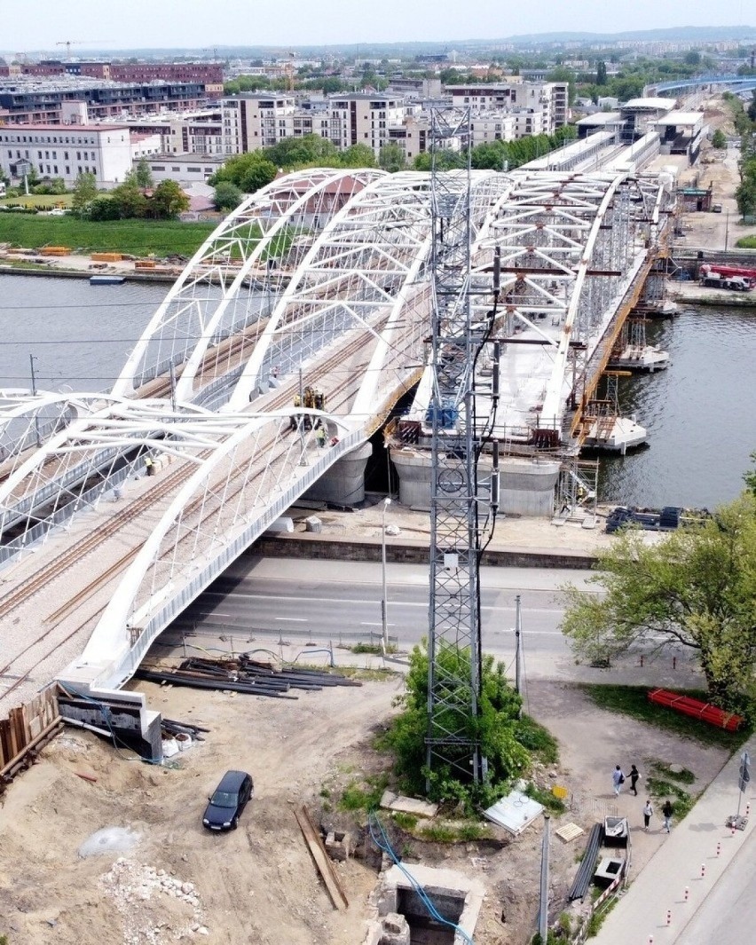 Kraków. Coraz bliżej do zakończenia budowy kładki Zabłocie - Grzegórzki [ZDJĘCIA]