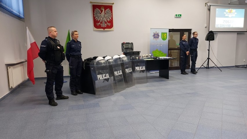 Policjanci z kutnowskiej komendy wspólnie z przedstawicielami Wydziału Doboru Komendy Wojewódzkiej Policji w Łodzi spotkali się z uczniami klas maturalnych