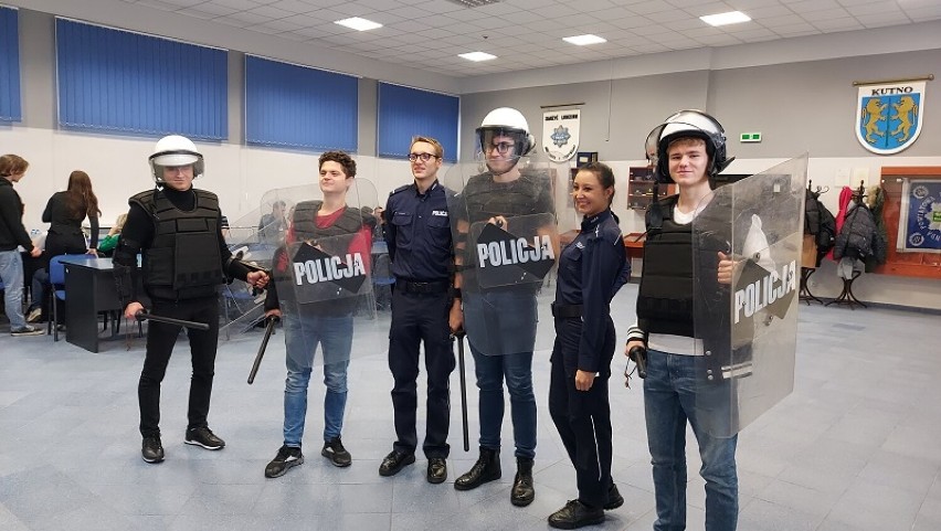Policjanci z kutnowskiej komendy wspólnie z przedstawicielami Wydziału Doboru Komendy Wojewódzkiej Policji w Łodzi spotkali się z uczniami klas maturalnych