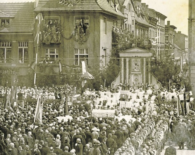 Niedzielne południe, 26 czerwca 1927 r. Na Rynku prymas Hlond koncelebruje mszę św. (za ołtarzem ul. Św. Ducha)