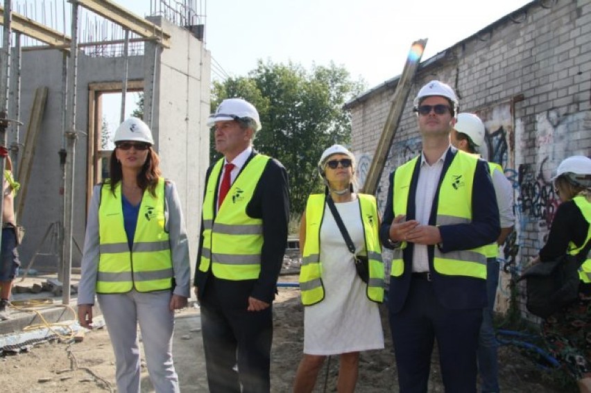 Nowa szkoła powstaje na Żoliborzu. Budowę za 45 mln zł odwiedziła wiceprezydent Kaznowska [ZDJĘCIA]